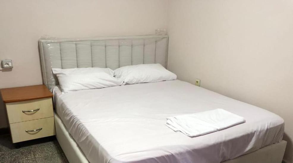 Royal Hostel Tirana Buitenkant foto