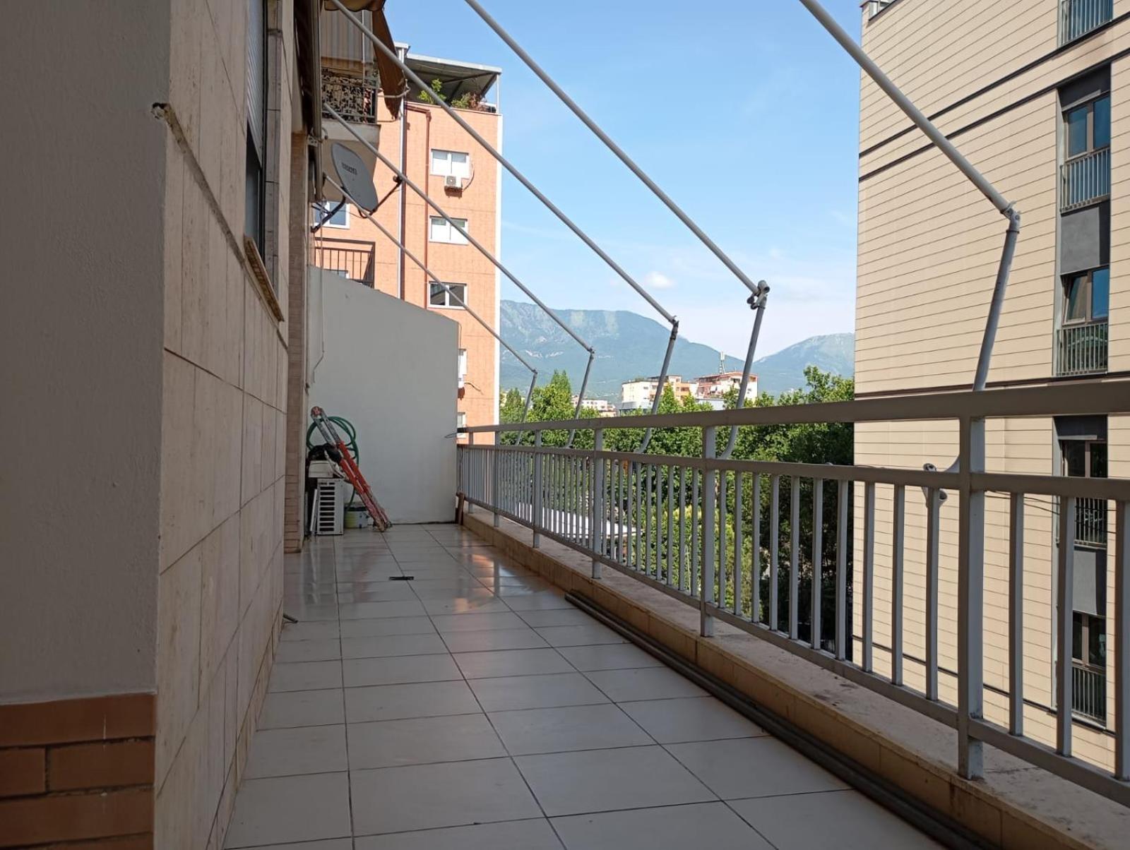 Royal Hostel Tirana Buitenkant foto